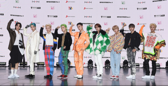 그룹 T1419(티일사일구)가 23일 온라인으로 진행된 싱글 3집 'BEFORE SUNRISE Part. 3'(비포 선라이즈 파트 3) 미디어 쇼케이스에 참석해 포즈를 취하고 있다. [사진=MLD엔터테인먼트]