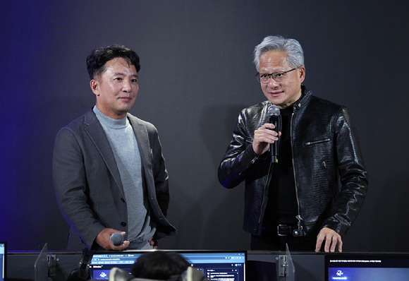 TJ 만날 때는 가죽 재킷·장병규는 면 재킷⋯젠슨 황의 '재킷 교체' 눈길