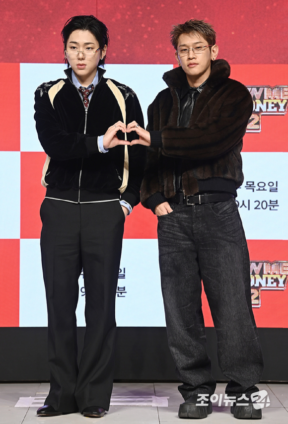 릴 모쉬핏, 박재범, 로꼬, 그레이, 지코, 크러쉬, 허키 사바세키, 제이통이 15일 서울 강남구 엘리에나 호텔에서 열린 Mnet '쇼미더머니12' 제작발표회에서 포즈를 취하고 있다. [사진=곽영래 기자]