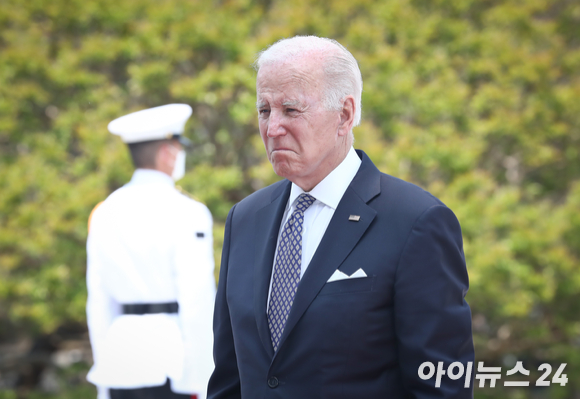 방한 중인 조 바이든 미국 대통령이 21일 오후 서울 동작구 국립서울현충원을 찾아 참배를 하고 있다. [사진=사진공동취재단]