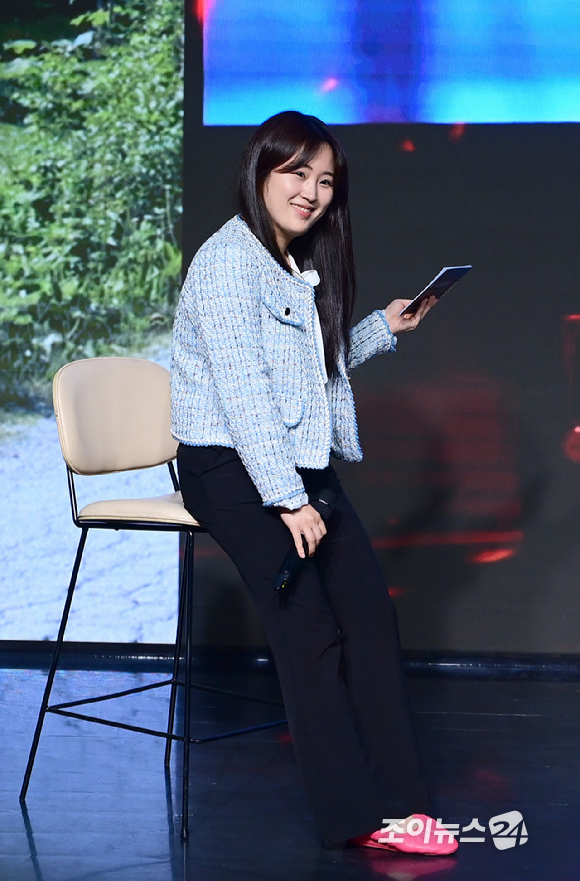 16일 오후 서울 마포구 홍대 인근 온맘씨어터에서 '케이유니버스 오픈클래스'가 진행됐다. 김소리 보컬 트레이너가 수업을 진행하고 있다. [사진=정소희 기자]