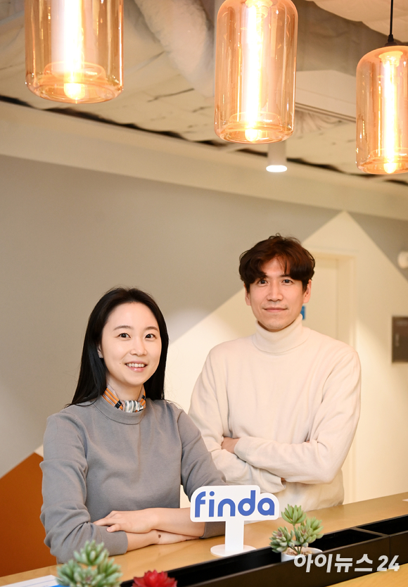 핀테크 기업 핀다 이혜민(왼쪽), 박홍민 공동대표가 8일 오후 서울 강남구 핀다 사옥에서 아이뉴스24와의 인터뷰에 앞서 포즈를 취하고 있다. [사진=정소희 기자]