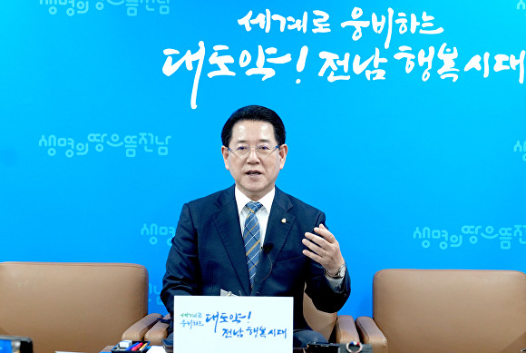 김영록 전라남도지사가 7일 도청 기자실에서 기자간담회를 열어 도정 주요현안에 대해 설명하고 있다. [사진=전남도]