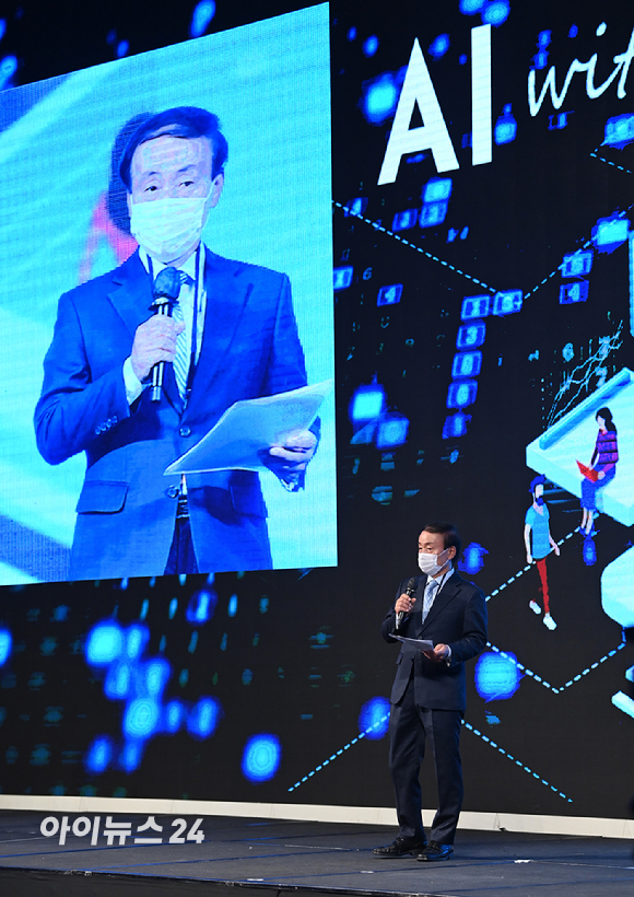 'AI 위드 휴먼(AI With Human)'을 주제로 AI 기술의 현주소를 살펴보고 미래 발전 방향을 제시하는 한편, 인간과 AI의 공존을 탐구해보는 '아이포럼 2021'이 2일 서울 드래곤시티호텔 그랜드볼룸 한라홀에서 개최됐다. 박동석 아이뉴스24 사장 겸 편집인이 환영사를 하고 있다. [사진=정소희 기자]