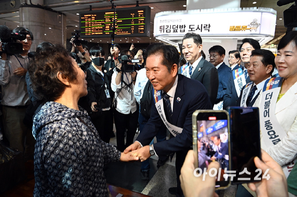 정청래 더불어민주당 대표를 비롯한 민주당 지도부가 2일 오전 용산역을 찾아 귀성길에 나선 시민들에게 인사하고 있다. [사진=곽영래 기자]