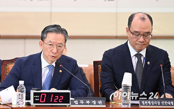 정성호 법무부 장관이 3일 서울 여의도 국회에서 열린 윤석열 정권 정치검찰 조작기소 의혹사건 진상규명 국정조사 특별위원회 전체회의에서 질의에 답변하고 있다. [사진=곽영래 기자]