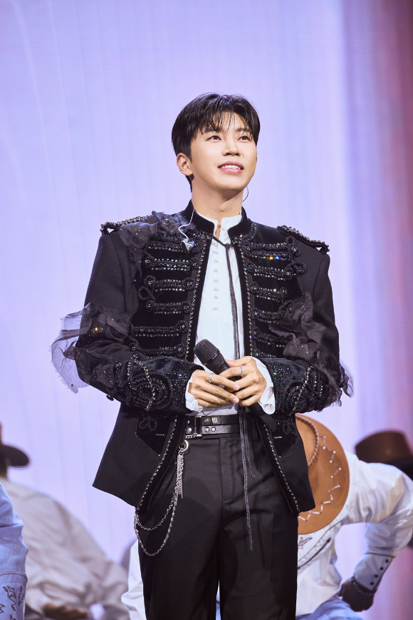 가수 임영웅이 '2026 전국투어 콘서트 'IM HERO' 서울 콘서트에서 팬들을 만나고 있다. [사진=물고기뮤직]