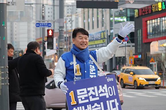 문진석 후보가 거리에서 시민에게 인사를 하고있다 [사진=문진석 후보 선거캠프]