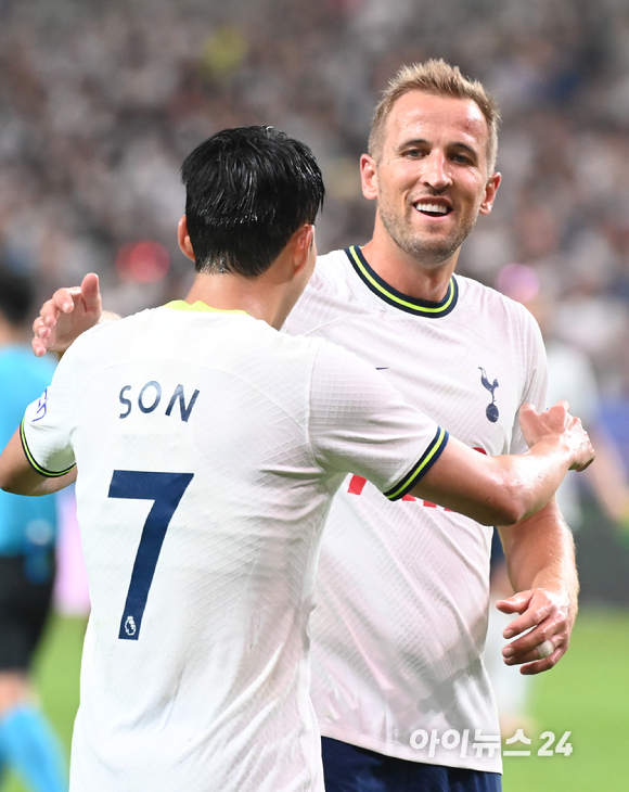 13일 오후 서울월드컵경기장에서 '쿠팡플레이 시리즈' 1차전 팀 K리그 대 토트넘 홋스퍼 FC의 경기가 펼쳐졌다. 후반 토트넘 손흥민이 팀의 여섯 번째 골을 넣고 세리머니 하고 있다. [사진=정소희 기자]