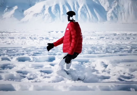 설원을 행보하고 있는 '유니트리(Unitree)'의 G1 로봇. [사진=웨이보 갈무리 ]