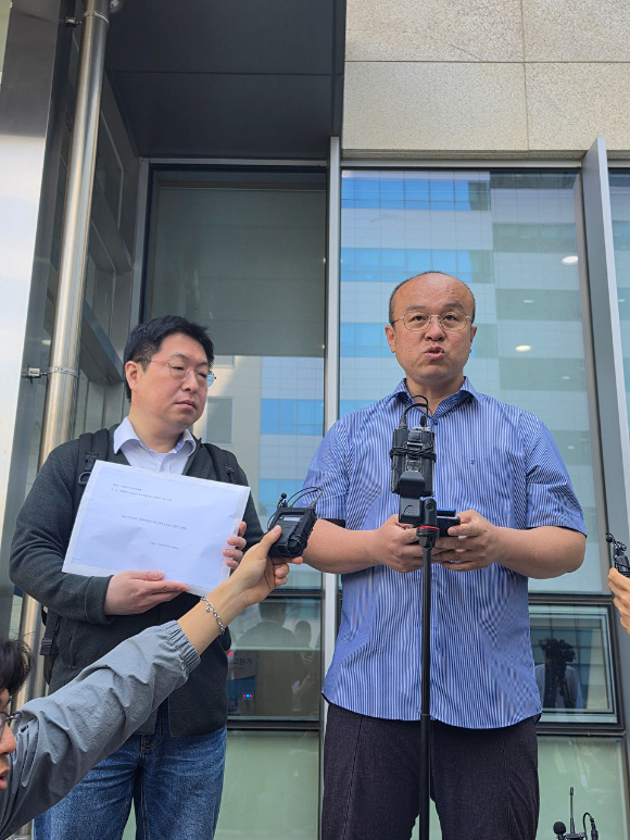 민경권 주주운동본부 대표가 13일 오전 수원지방법원에서 삼성전자가 노조 측에 제기한 '위법 쟁의행위 금지 가처분' 2차 심문을 앞두고 소액주주 탄원서를 제출한 뒤 입장을 밝히고 있다. [사진=황세웅 기자]