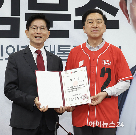 김문수 국민의힘 대선 후보가 15일 오전 서울 여의도 국회에서 열린 중앙선대위 회의 및 중앙선대위 임명장 수여식에 김기현 공동선대위원장에게 임명장을 수여한 뒤 기념촬영을 하고 있다. [사진=곽영래 기자]
