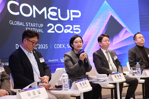 한성숙 중소벤처기업부 장관이 20일 서울 강남구 글로벌스타트업센터(GSC)에서 열린 '컴업(COMEUP) 2025' 미디어데이에서 인사말을 하고 있다. [사진=중소벤처기업부]