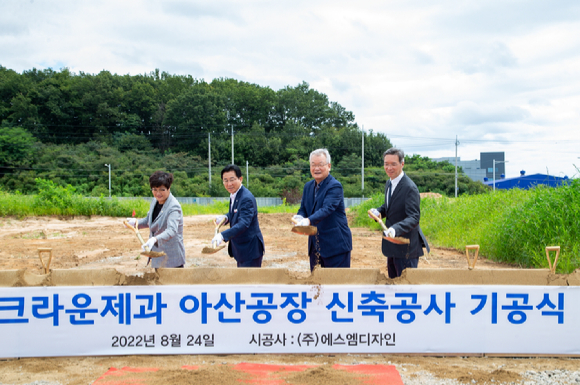 24일 크라운제과 아산신공장 기공식에서 시삽을 하는 윤영달 크라운해태제과 회장(우측 2번째), 윤석빈 크라운제과 대표이사(우측 1번째), 박경귀 아산 시장(우측 3번째), 김희영 아산시의회 의장(우측 4번째). [사진=크라운제과]