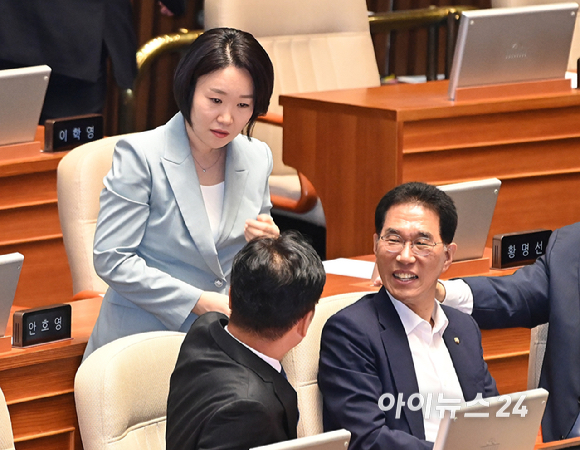 중소벤처기업부 장관 후보자 이소영 더불어민주당 의원이 1일 서울 여의도 국회에서 열린 제439회국회(정기회) 개회식에서 의원들과 대화를 하고 있다. [사진=곽영래 기자]