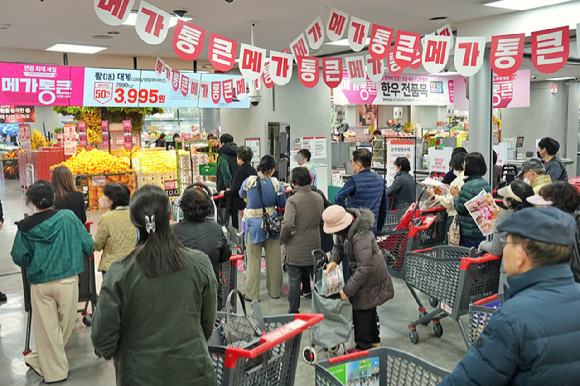 서울 송파구에 위치한 롯데마트 제타플렉스 잠실점에서 고객들이 '메가통큰' 행사 입장을 위해 카트를 들고 줄지어 서있다. [사진=롯데마트]