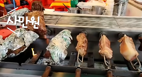 지난달 28일 일본인 유튜버 '유이뿅'이 올린 영상 속 통돼지 바베큐 가격 [사진=유튜버 '유이뿅' 채널 영상 캡처]