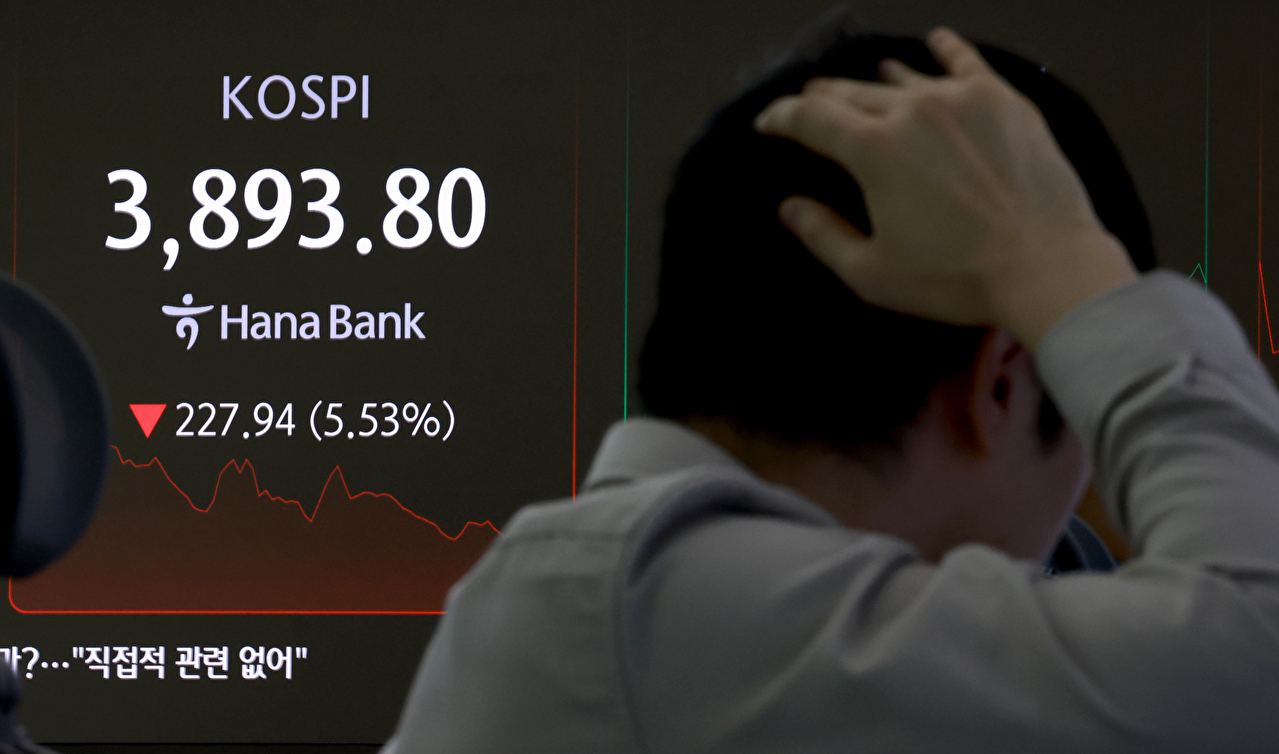 5일 서울 을지로 하나은행 본점 딜링룸 현황판에 코스피가 표시되고 있다.이날 코스피는 전 거래일보다 66.27포인트(1.61%) 내린 4,055.47로 시작해 장중 3,900선 아래로 떨어졌다. 2025.11.5 [사진=연합뉴스]