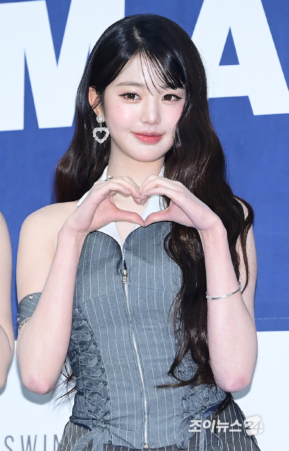 그룹 아이브 장원영이 21일 오후 서울 잠실실내체육관에서 열린 '2025 케이 월드 드림 어워즈'(2025 K WORLD DREAM AWARDS)에 블루카펫 행사에 참석하고 있다. [사진=정소희 기자]