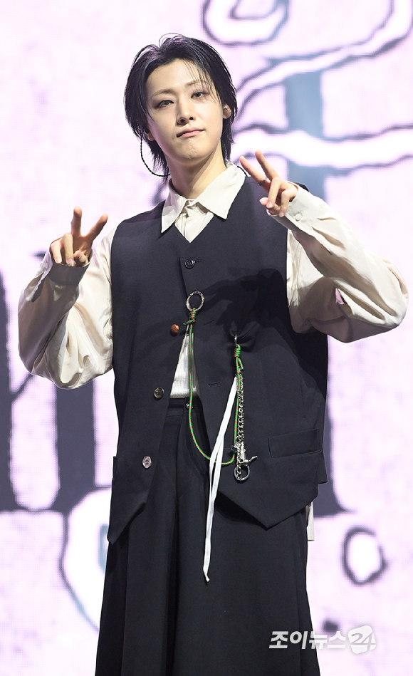 그룹 위아이 유용하가 29일 오후 서울 광진구 예스24라이브홀에서 열린 위아이(WEi) 여덟 번째 미니앨범 '원더랜드' 발매 기념 쇼케이스에 참석해 타이틀곡 '홈' 무대를 선보이고 있다. [사진=정소희 기자]