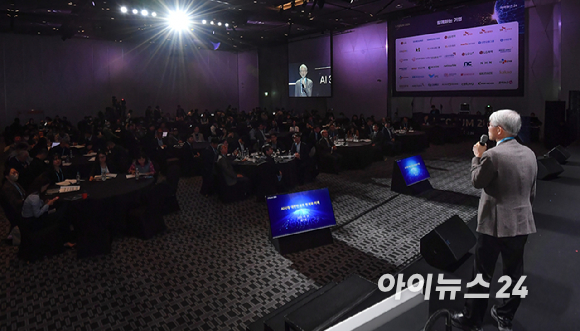 최기영 서울대 명예교수가 22일 용산 서울드래곤시티에서 열린 아이포럼 2026 기조연설을 마무리하며 영화 '콘택트'의 한 장면을 소개하고 있다. [사진=박지은 기자]