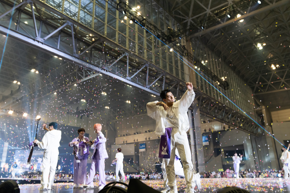 일본 아이돌 그룹들이 지난 15일 일본 도쿄 마쿠하리메세(치바현 소재)에서 열린 'KCON 2022 Premier in Tokyo'(케이콘 2022 프리미어 인 도쿄)에 참석해 멋진 공연을 펼치고 있다. [사진=CJ ENM]