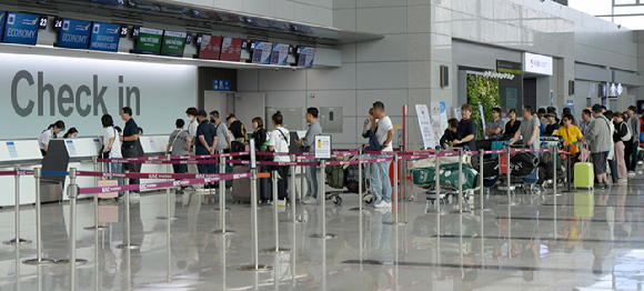 무안국제공항 국제선 출국장에서 시민들이 탑승 수속을 기다리고 있다. [사진=뉴시스]