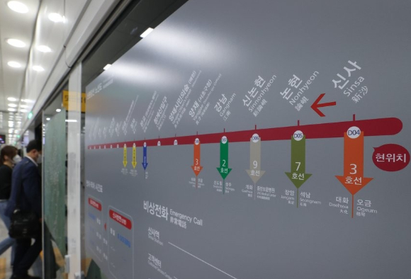 서울 지하철에서 냉난방과 관련한 민원이 5개월간 28만 건 넘게 발생한 것으로 나타났다. 사진은 신사역. [사진=연합뉴스]