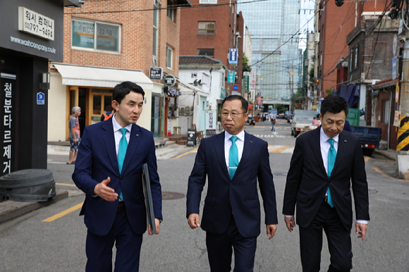 포스코이앤씨 정희민 사장(가운데)과 임직원들이 지난 10일 용산 정비창 전면1구역 현장을 직접 둘러보고 있다. [사진=포스코이앤씨]