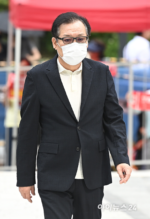 '통일교·공천 청탁 의혹' 건진법사 전성배씨가 18일 오전 서울 종로구에 마련된 김건희 특검팀(특별검사 민중기) 사무실에 출석하고 있다. [사진=곽영래 기자]