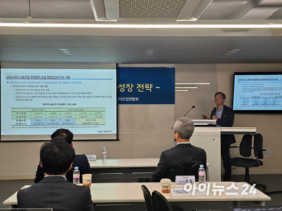 (왼쪽부터)천서형 LG경영연구원 연구위원, 오윤석 자동차부품산업진흥재단 단장, 이상희 한국공학대학교 교수, 이기형 한양대학교 산학협력부총장, 조철 산업연구원 선임연구위원, 이원호 라이카그룹 R&D센터장이 29일 서울 서초구 한국계량측정협회 별관 회의실에서 열린 '제44회 자동차모빌리티산업발전포럼'에서 토론하고 있다. [사진=김종성 기자]