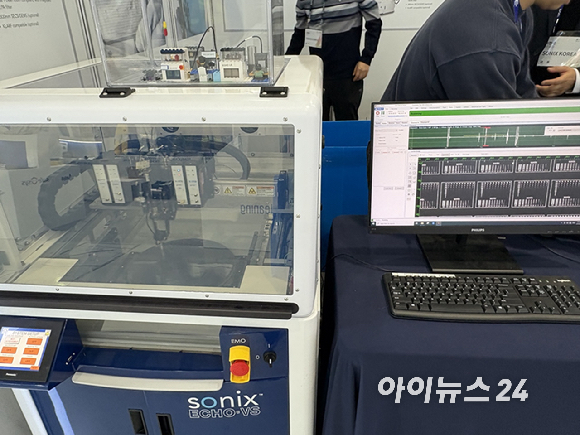케이엠(KM)이 세미콘코리아 2026에 전시한 클린룸용 자율주행 로봇 '케이엠 봇'(KM Bot).[영상=권서아 기자]