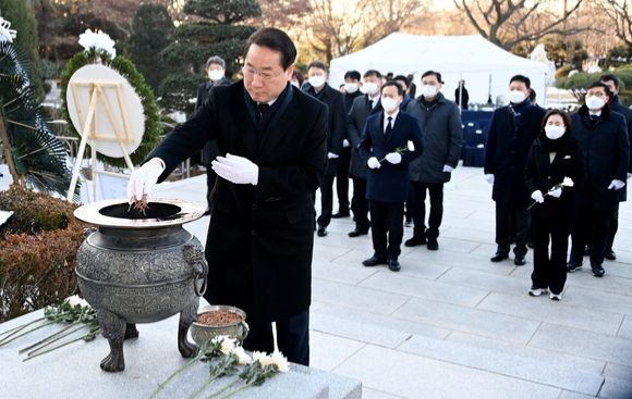 유정복 인천시장이 2일 오전 미추홀구 수봉공원 현충탑에서 참배를 하고 있다. [사진=인천시]