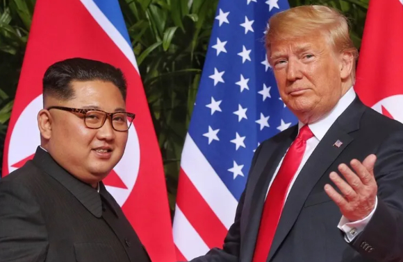 지난 2018년 6월12일 김정은 북한 국무위원장과 도널드 트럼프 미국 대통령이 싱가포르 제1차 북-미 정상회담을 하고 있다. [사진=싱가포르 공보부 누리집 갈무리]