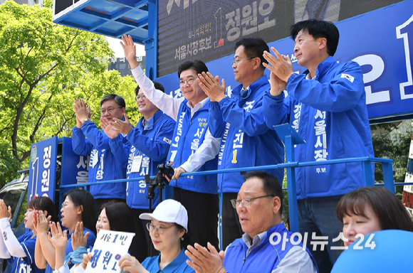 정원오 더불어민주당 서울시장 후보가 2일 서울 여의도우체국 인근에서 시민들에게 지지를 호소하고 있다. [사진=곽영래 기자]