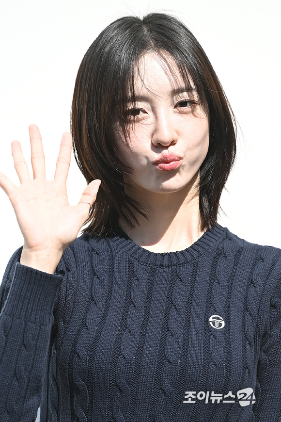 배우 박지현이 26일 오후 서울 용산구 한남동 플래그십 스토어에서 열린 클래식 라이프스타일 브랜드 세르지오 타키니 한남 플래그십 스토어 오픈 기념 포토콜 행사에 참석해 포즈를 취하고 있다. [사진=문수지 기자]