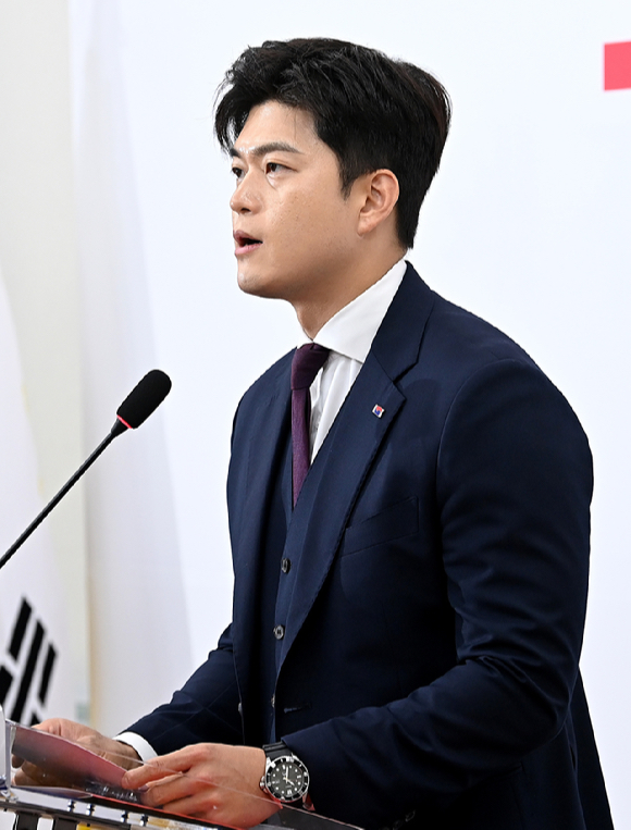 김용태 국민의힘 비상대책위원장이 30일 서울 여의도 국회에서 퇴임 기자회견을 하고 있다. [사진=곽영래 기자]