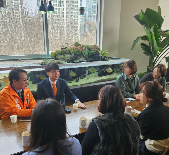이준석 개혁신당 대표(왼쪽에서 두번째)와 이원욱 의원(왼쪽에서 첫번째)이 27일 '미래세대 인재 육성'을 위한 동탄 주민 간담회에서 학부모들과 의견을 나누고 있다. [사진=정태현 기자]