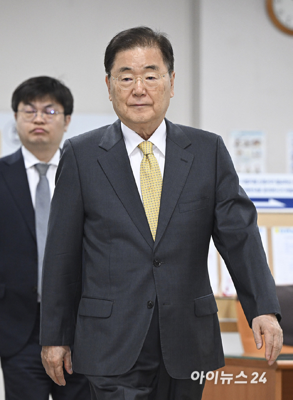 사드 기밀 유출 혐의 등을 받는 정의용 전 국가안보실장이 11일 서울 서초구 서울중앙지방법원에서 열린 공판에 출석하고 있다. [사진=사진공동취재단 ]