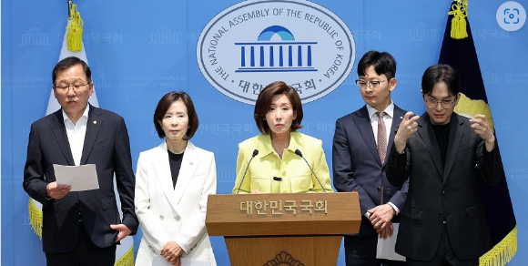 국민의힘 나경원 의원이 12일 국회 소통관에서 6&middot;3 지방선거 부실 사태 관련 기자회견을 하고 있다. [사진=연합뉴스]