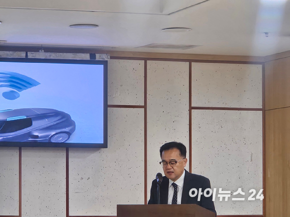 천안시 풍세면에 위치한 한국자동차연구원 본원 주행시험장(PG)에서 저속자율주행 공인시험을 진행하고 있는 모습. 자전거 운전자를 인식하고 정차한 상황. [사진=한국자동차연구원]