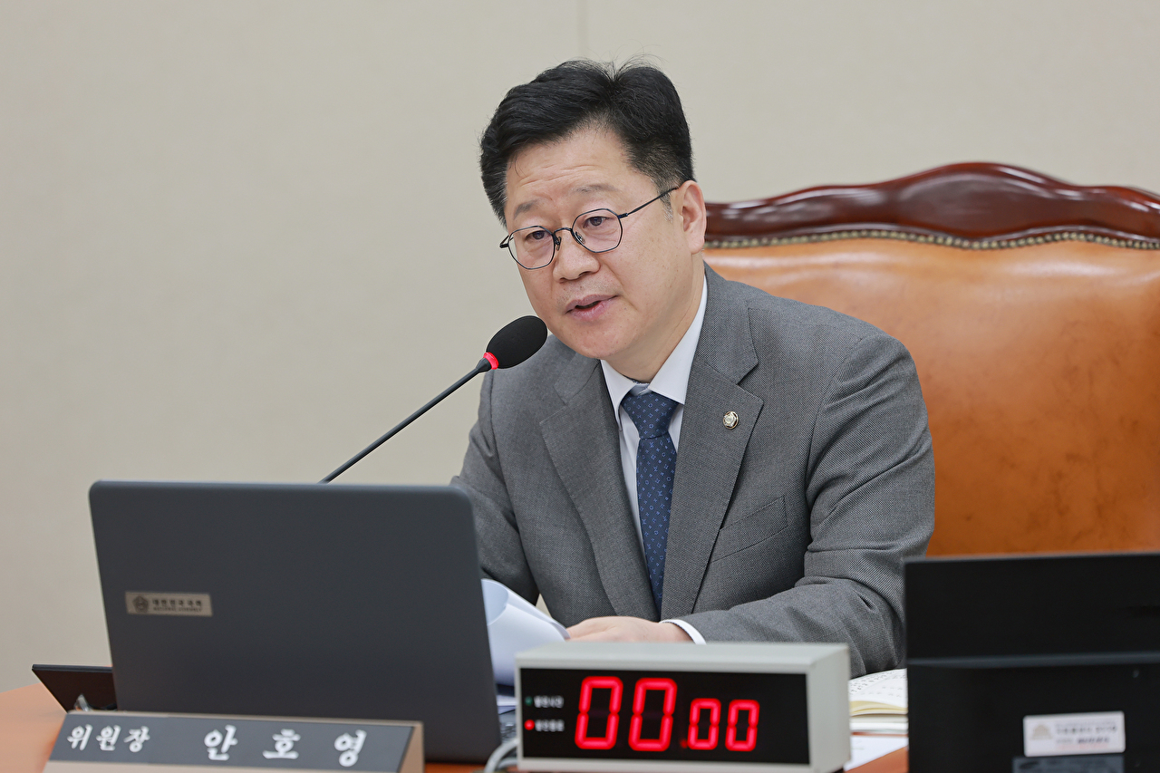 2일 국회에서 열린 기후에너지환경노동위원회 전체회의에서 위원장인 더불어민주당 안호영 의원이 사임 인사를 하고 있다. 2026.4.2 [사진=연합뉴스]