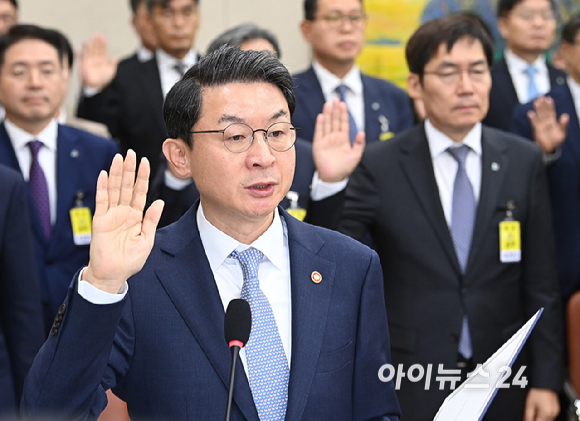 이억원 금융위원장이 20일 서울 여의도 국회 정무위원회에서 열린 금융위원회 등에 대한 국정감사에서 증인 선서를 하고 있다. [사진=곽영래 기자]