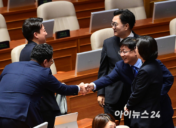 25일 서울 여의도 국회에서 열린 제429회국회(정기회) 제9차 본회의에서 '공인신고자 보호법 일부개정법률안에 대한 신속처리안건 지정동의의 건' 외 3건에 대한 가/부 투표를 하는 중 우원식 국회의장이 의원들과 인사를 나누고 있다. [사진=정소희 기자]