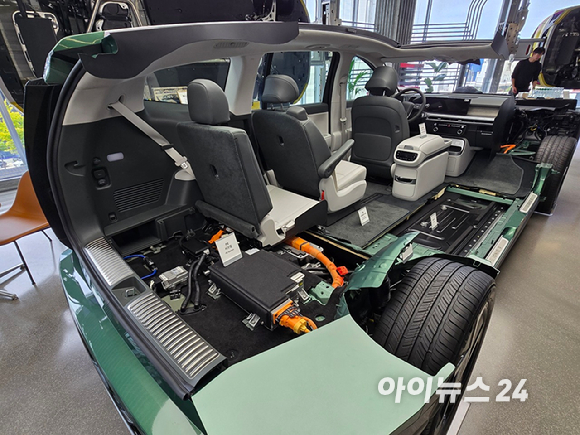 서울 강남구 '현대모터스튜디오 서울' 5층에 전시된 '아이오닉 9' 절개 차량. [사진=김종성 기자]