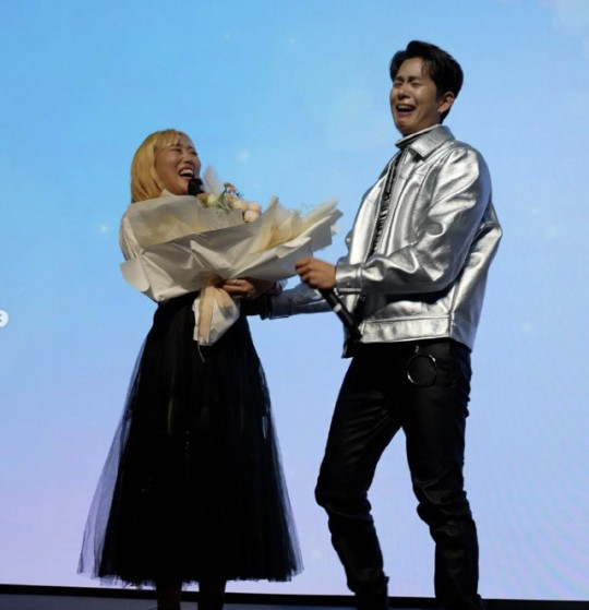 임라라와 손민수가 결혼 프러포즈 후 키스하고 있다. [사진=임라라 SNS]