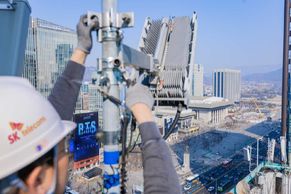 SK텔레콤 직원이 서울 광화문 주변 통신 장비를 점검 중인 모습. [사진=SKT]