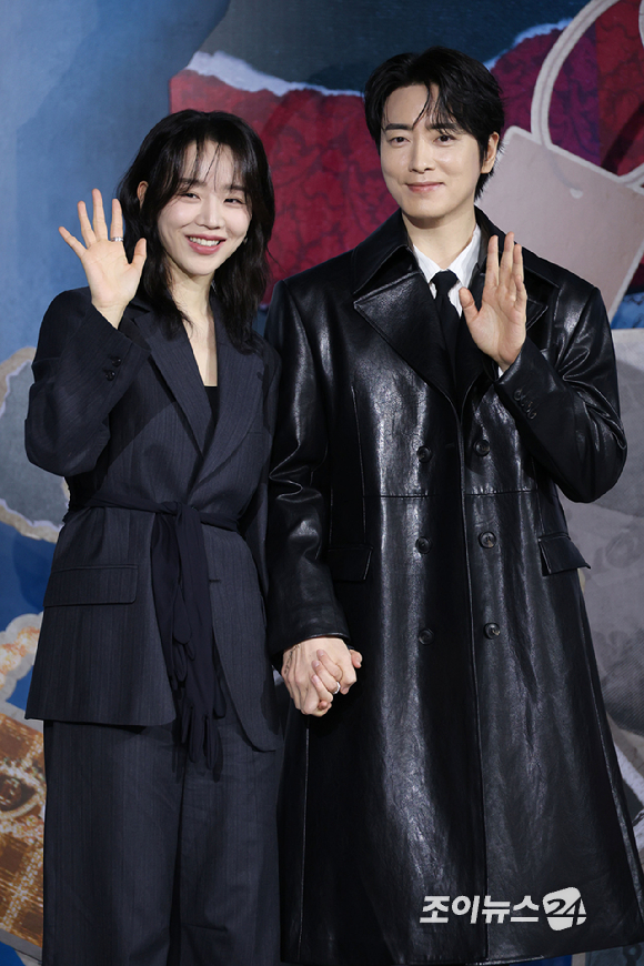 [포토] 신혜선 '잘생긴 선배랑 손 잡고 수줍은 소녀 미소'