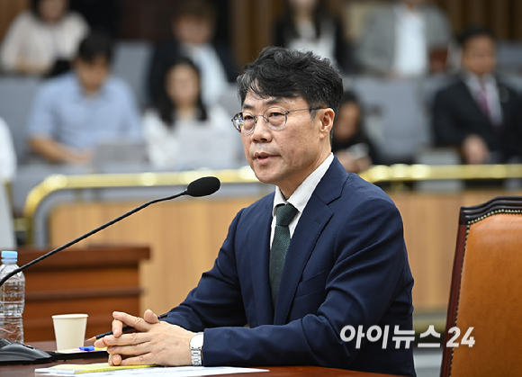 김성수 대법관 후보자가 14일 서울 여의도 국회에서 열린 제439회 국회(정기회) 대법관(김성수) 임명동의에 관한 인사청문특별위원회에서 의원질의에 답변하고 있다. [사진=곽영래 기자]