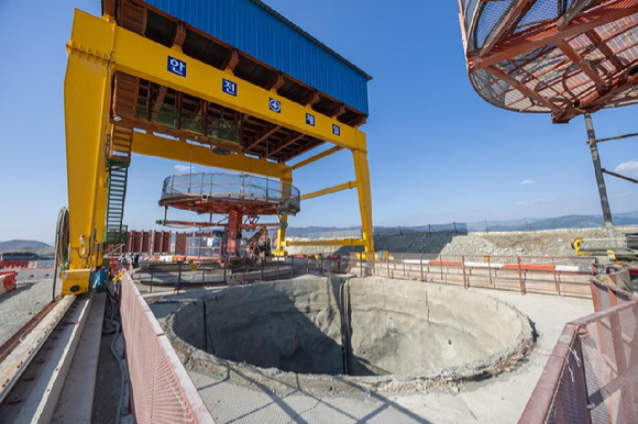 거대한 드릴로 땅속을 아래에서 위로 파 올리는 수직 터널 공법인 RBM(Raise Boring Machine) 수직터널 굴착 완료 사진. [사진=DL이앤씨]